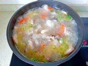 出锅前撒点葱花即可关火。