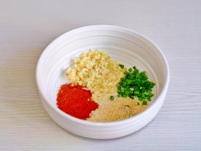 辣椒粉，蒜末，葱花，白芝麻放入碗中。