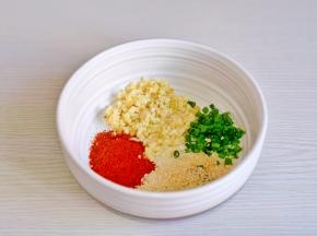辣椒粉，蒜末，葱花，白芝麻放入碗中。