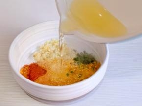 淋上热油搅拌均匀。