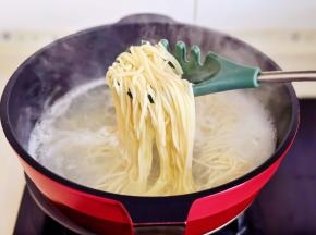 煮3-4分钟左右捞出，过冷水。