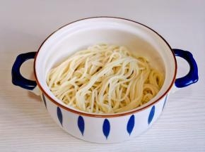 沥干水分放入面碗中。