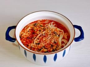 倒入调好的料汁。