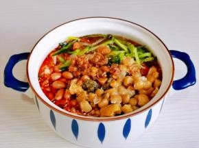 加入黄瓜丝，花生，黄豆，榨菜，还加了炒熟的肉糜。（配料大家可以根据自己喜欢任意放）