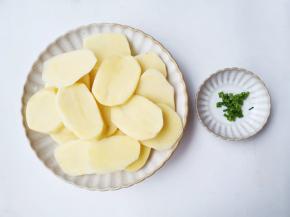 土豆切厚片冲洗几遍泡水去除淀粉，葱切葱花。