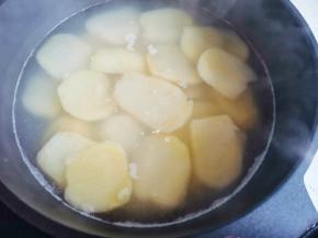 锅中烧开水，放土豆煮2分钟捞出。