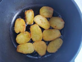 平底锅热油，放入土豆煎至两面金黄盛出。