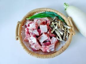 排骨一根剁寸段。