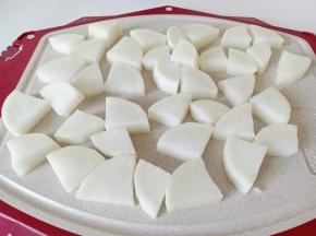 萝卜削皮切厚块。