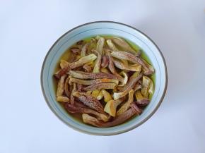 鹿茸菇温水洗净浸泡半小时。