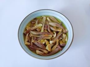 鹿茸菇温水洗净浸泡半小时。