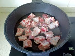 浸泡好的排骨冷水下锅。