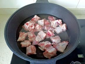 浸泡好的排骨冷水下锅。