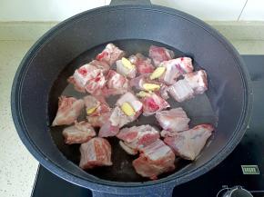 加少许生姜片。