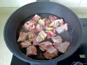 加少许生姜片。