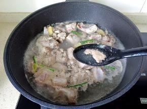 开大火焯水，焯水时撇去浮沫。