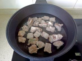 排骨重新冷水下锅【一次性加满所需要的水，中途不要加水】