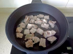 排骨重新冷水下锅【一次性加满所需要的水，中途不要加水】