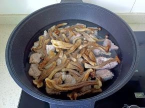 加上浸泡好的鹿茸菇。