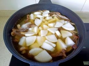 加入切好的萝卜块继续炖煮15分钟