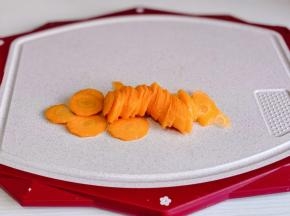 胡萝卜去皮洗净切片。