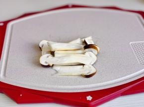 松茸擦干净切片。