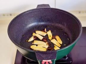 起油锅放入松茸片煸炒至黄色熟透盛出备用。