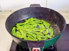 锅中水烧开下荷兰豆焯水30秒捞出过冷水。