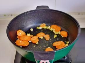 起油锅加入蒜末，胡萝卜煸炒。