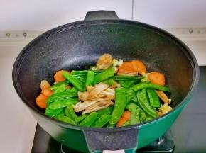 再加入荷兰豆，煎好的松茸翻炒。