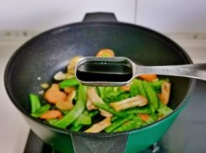 加入一勺酱油。