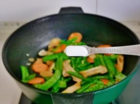 按个人口味加入盐。