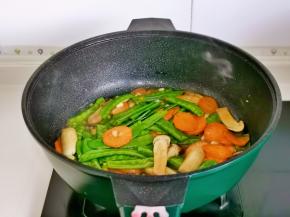 快速翻炒1分钟出锅。