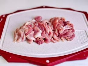 猪肉洗净切片。（薄厚根据个人洗好来即可）
