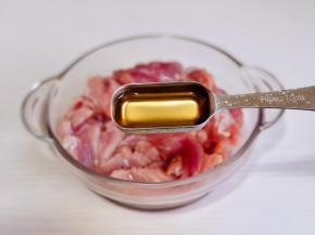 肉片放入器具中，加入料酒。