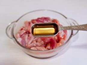 肉片放入器具中，加入料酒。