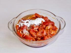 加入淀粉，1勺食用油，按个人口味加盐抓拌均匀，腌制30分钟。