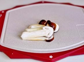 松茸擦干净切片。