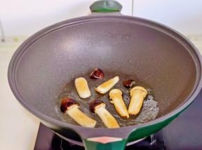 煎至金黄盛出。