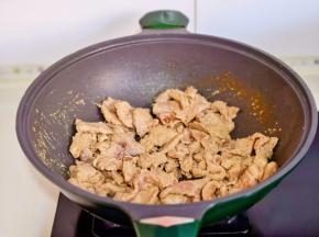起油锅加入腌制好的肉片煸炒至变色。