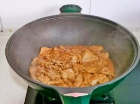 再加入1勺生抽将肉片炒至8分熟。