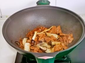 最后加入煎过的松茸，快速翻炒均匀出锅。