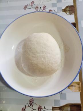 面粉中放入发酵粉，泡打粉，白糖混合均匀，加入适量的温水搅拌成棉絮状，再揉成光滑的，软硬适中的面团！