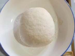 面粉中放入发酵粉，泡打粉，白糖混合均匀，加入适量的温水搅拌成棉絮状，再揉成光滑的，软硬适中的面团！