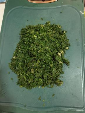 荠荠菜清洗干净，锅里放入适量的水烧开，放入一勺盐，几滴油，再放入荠荠菜焯水一分钟，过凉水，挤干水分，切碎备用！