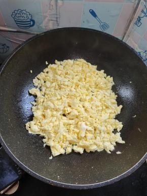 起锅烧油，6个鸡蛋打散，放入锅中，用筷子快速划散，炒成鸡蛋米儿！盛出备用！