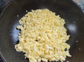 起锅烧油，6个鸡蛋打散，放入锅中，用筷子快速划散，炒成鸡蛋米儿！盛出备用！