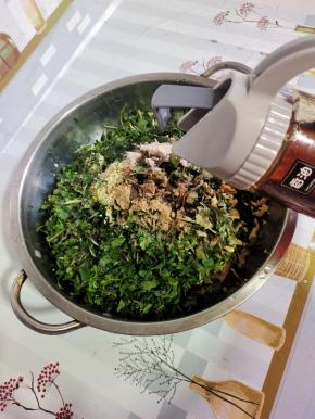 等到开始包的时候再来调馅儿！放入香菜，盐，十三香，胡椒粉，鸡精，香油！