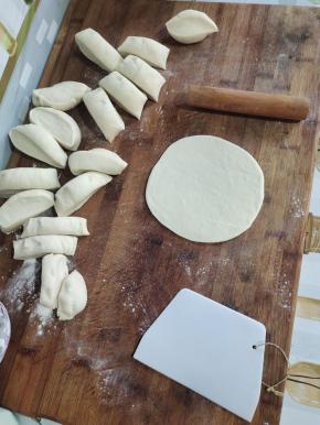 发酵好的面团，充分揉面排气，再分成若干小剂子！取一个小剂子，揉圆按扁，再用擀面杖擀薄！