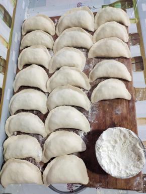 对折，再把面皮边缘，捏紧实！依次做好所有的菜角！